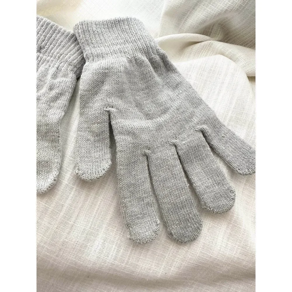 Grey knit gloves